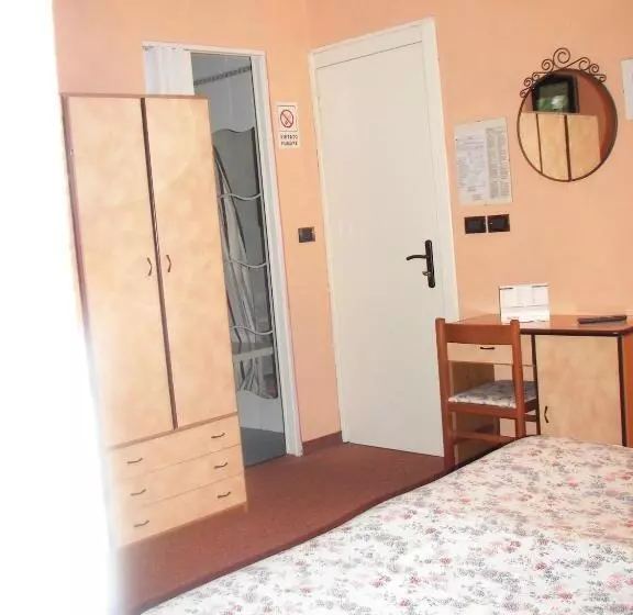 اتاق استاندارد سه تخته با بالکن, Albergo Sangrilà