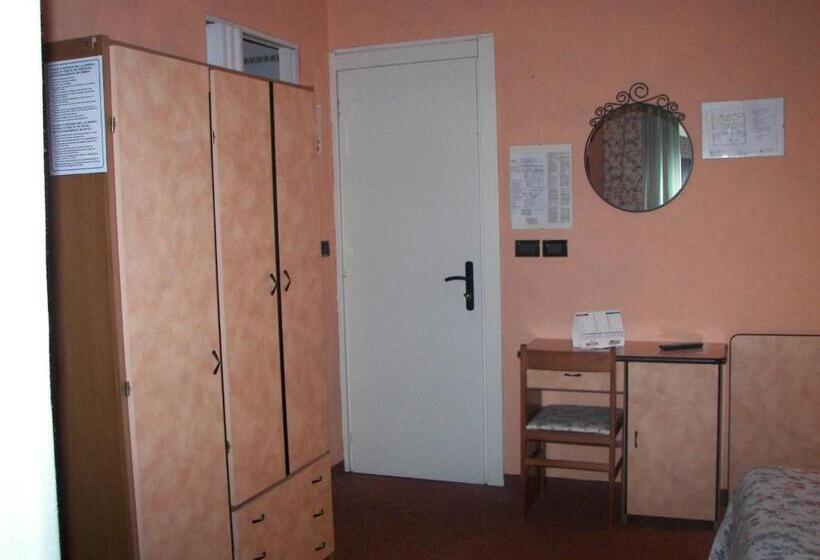 חדר סטנדרט לשלושה עם מרפסת, Albergo Sangrilà