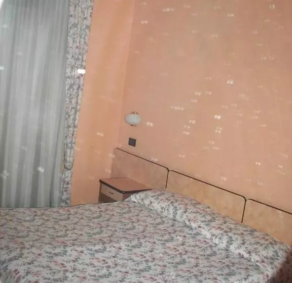 اتاق استاندارد سه تخته با بالکن, Albergo Sangrilà