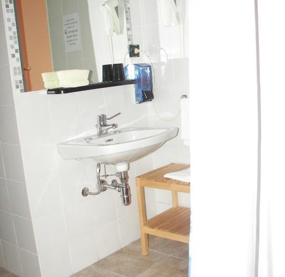 חדר סטנדרט לשלושה עם מרפסת, Albergo Sangrilà