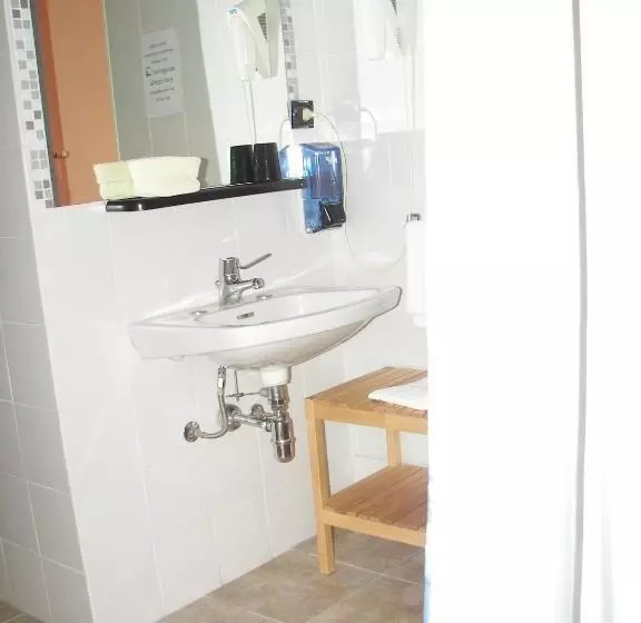 اتاق استاندارد سه تخته با بالکن, Albergo Sangrilà
