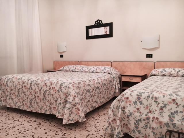 חדר סטנדרט לשלושה עם מרפסת, Albergo Sangrilà