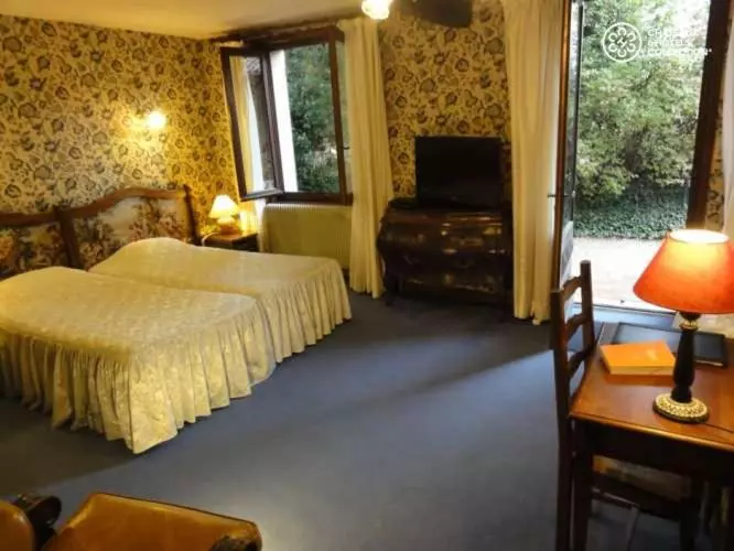 3 Bett Standardzimmer Gartenblick, Hostellerie Sarrasine Macon Est
