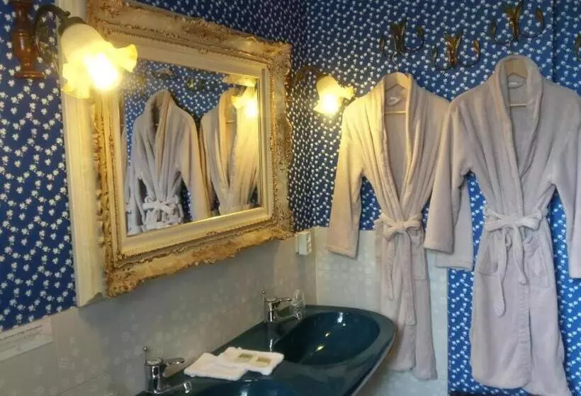 3 Bett Standardzimmer Gartenblick, Hostellerie Sarrasine Macon Est
