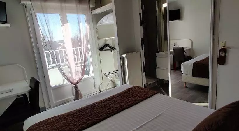 اتاق راحتی با چشم‌انداز دریا, Logis Hôtel Les Bleuets