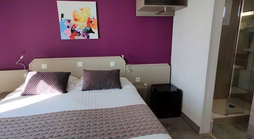 اتاق راحتی با چشم‌انداز دریا, Logis Hôtel Les Bleuets