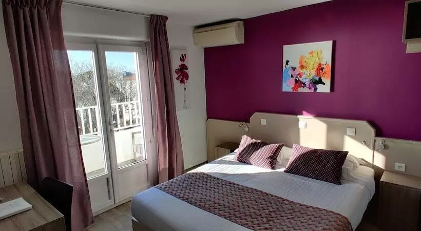 اتاق راحتی با چشم‌انداز دریا, Logis Hôtel Les Bleuets