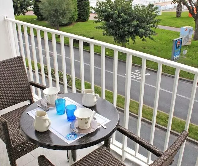 اتاق سه نفره سوپریور با چشم‌انداز دریا, Logis Hôtel Les Bleuets