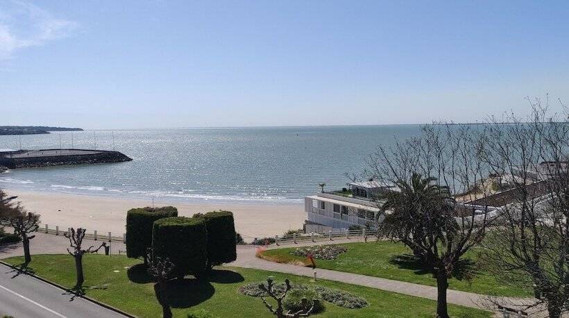 带海景的高档三人间, Logis Hôtel Les Bleuets