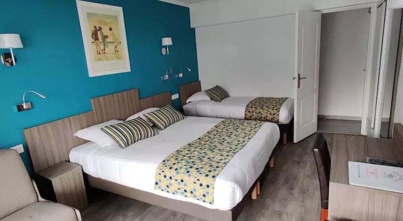 اتاق سه نفره سوپریور با چشم‌انداز دریا, Logis Hôtel Les Bleuets