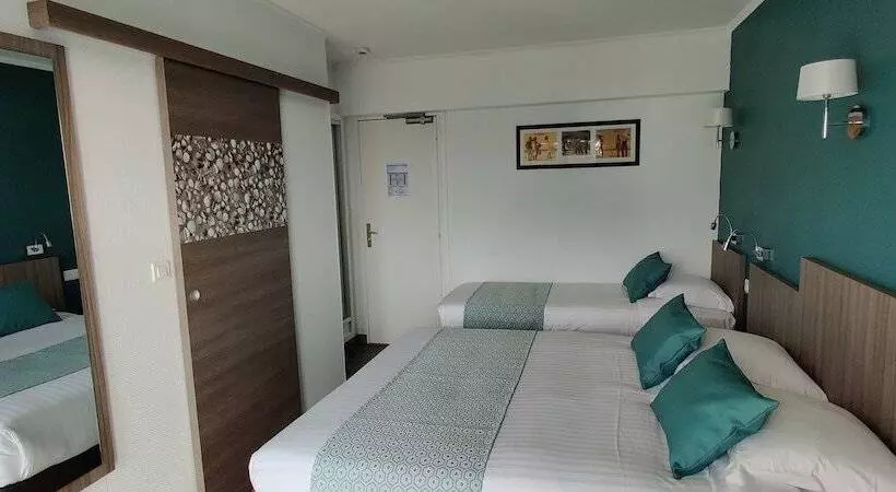 اتاق سه نفره سوپریور با چشم‌انداز دریا, Logis Hôtel Les Bleuets