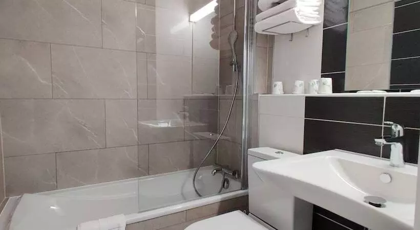 اتاق سوپریور چهار تخته, Logis Hôtel Les Bleuets