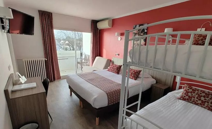 اتاق سوپریور چهار تخته, Logis Hôtel Les Bleuets