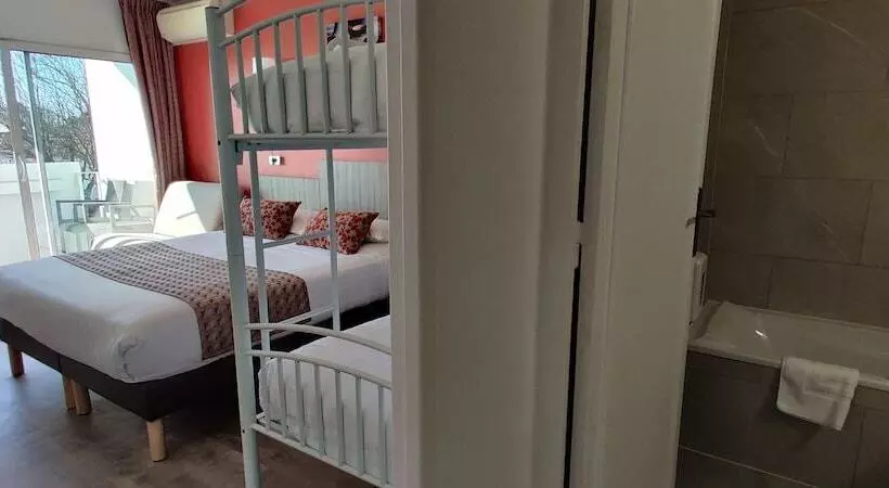 اتاق سوپریور چهار تخته, Logis Hôtel Les Bleuets