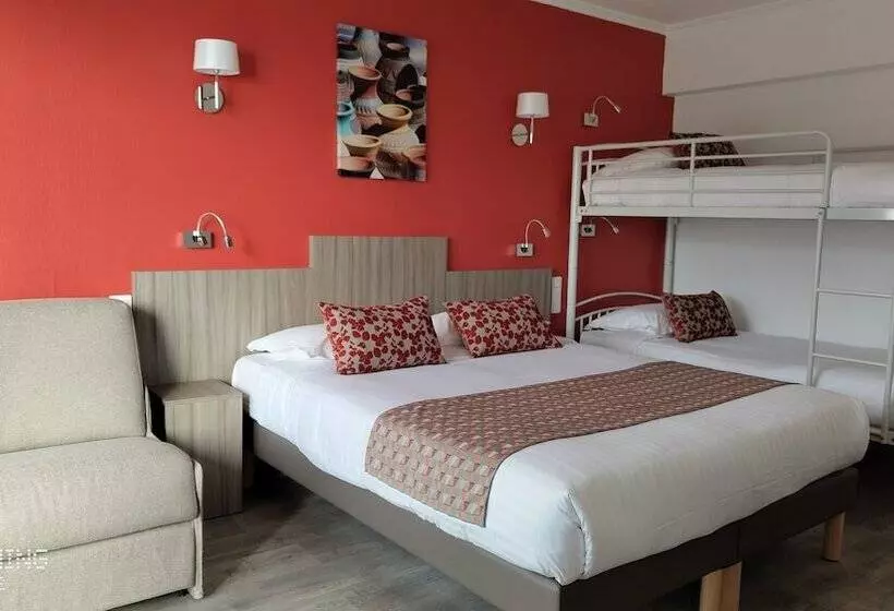 اتاق سوپریور چهار تخته, Logis Hôtel Les Bleuets