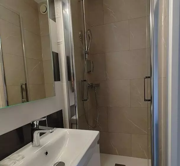 اتاق استاندارد با چشم‌انداز باغ, Logis Hôtel Les Bleuets