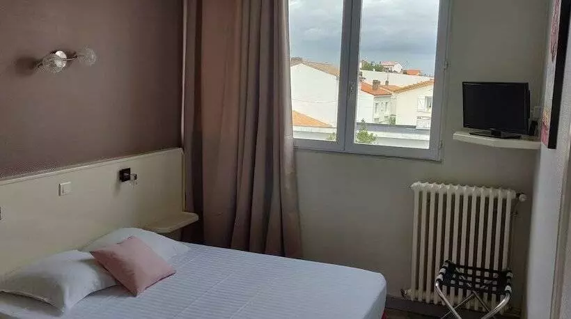 اتاق استاندارد با چشم‌انداز باغ, Logis Hôtel Les Bleuets