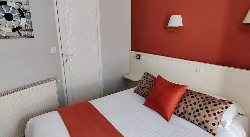 اتاق استاندارد با چشم‌انداز باغ, Logis Hôtel Les Bleuets
