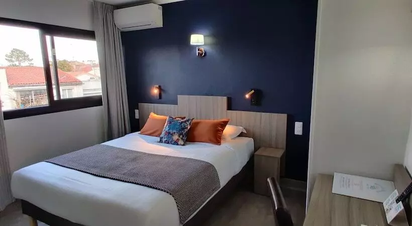 اتاق استاندارد با چشم‌انداز باغ, Logis Hôtel Les Bleuets