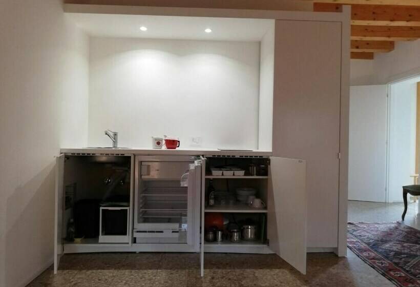 اتاق استاندارد, Ca  Adami