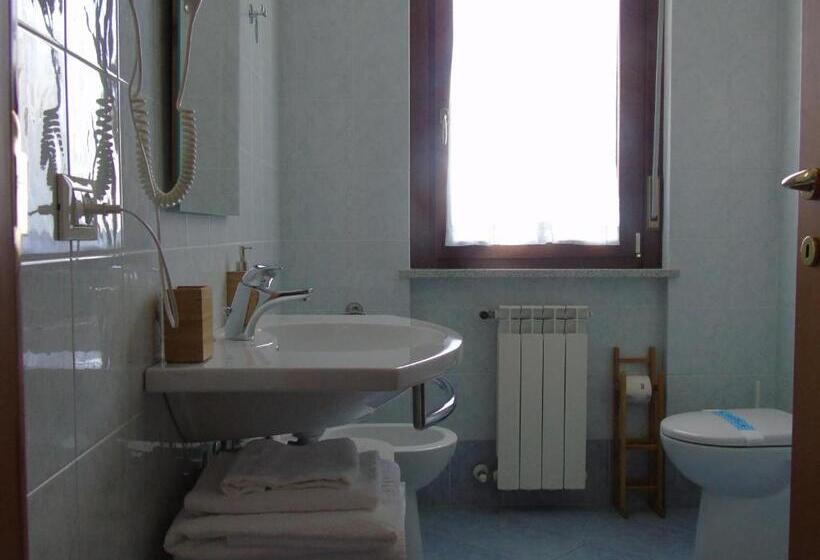 غرفة قياسية ثلاثية مزودة بشرفة, B&b Meraviglie D Abruzzo Montesilvano