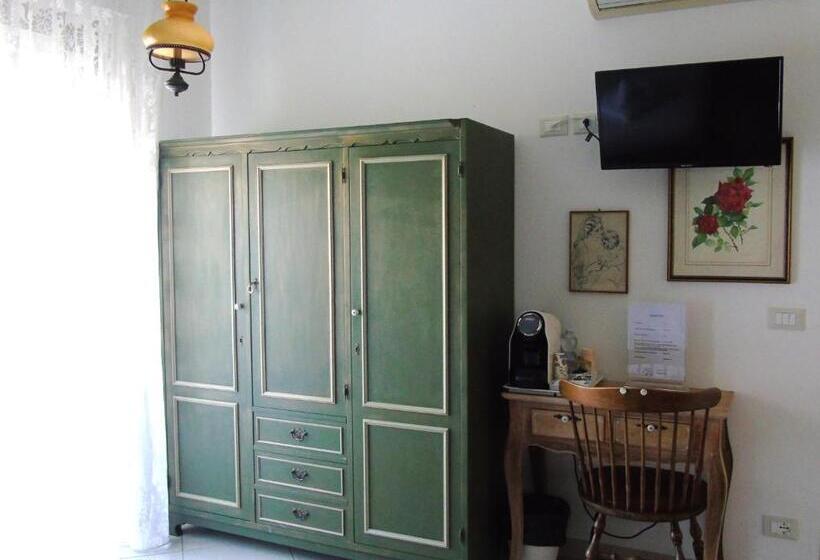 غرفة قياسية ثلاثية مزودة بشرفة, B&b Meraviglie D Abruzzo Montesilvano