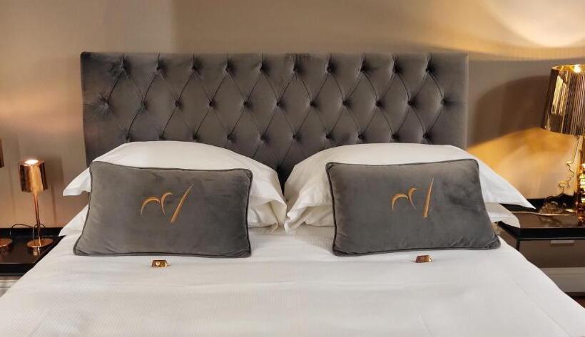 חדר דחוקס עם מיטת קינג, L Americano Luxury Rooms