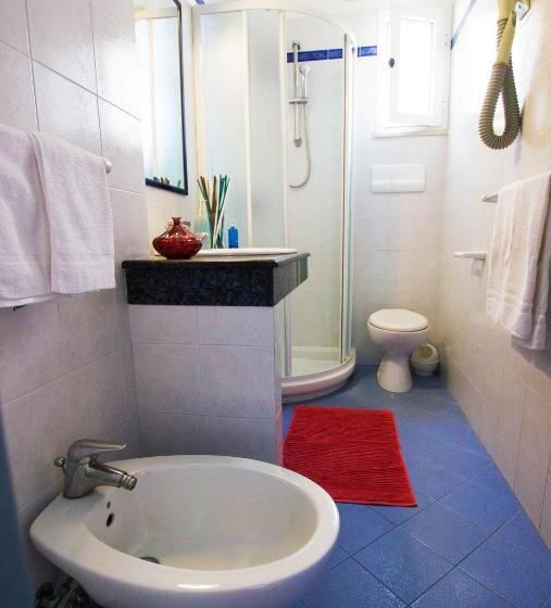 اتاق خانوادگی, Adria