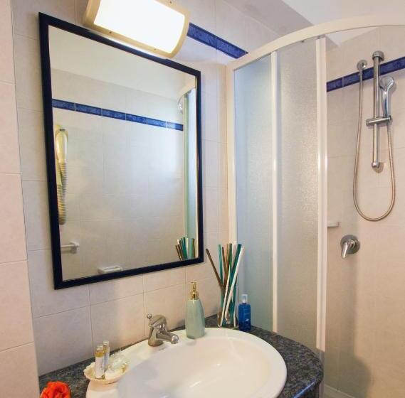 اتاق خانوادگی, Adria