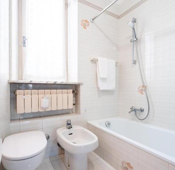 اتاق استاندارد سه تخته با سرویس بهداشتی مشترک, Casa Mafalda Rooms, Friends And More Affittacamere Guest House