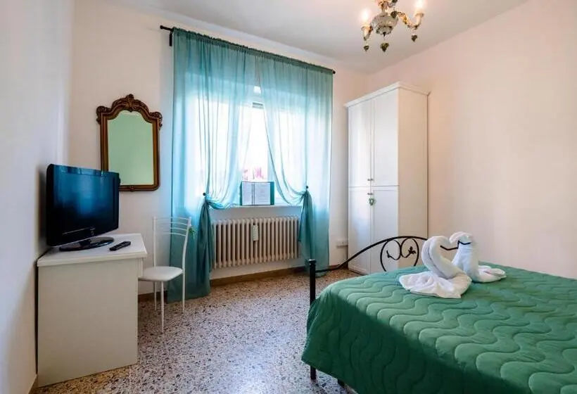 اتاق استاندارد سه تخته با سرویس بهداشتی مشترک, Casa Mafalda   Rooms, Friends And More Affittacamere   Guest House