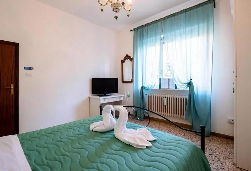 اتاق استاندارد سه تخته با سرویس بهداشتی مشترک, Casa Mafalda   Rooms, Friends And More Affittacamere   Guest House