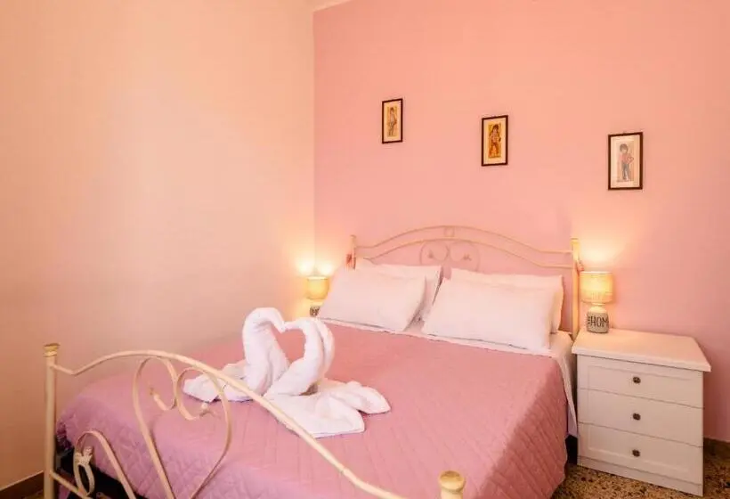 اتاق استاندارد با سرویس بهداشتی مشترک, Casa Mafalda   Rooms, Friends And More Affittacamere   Guest House
