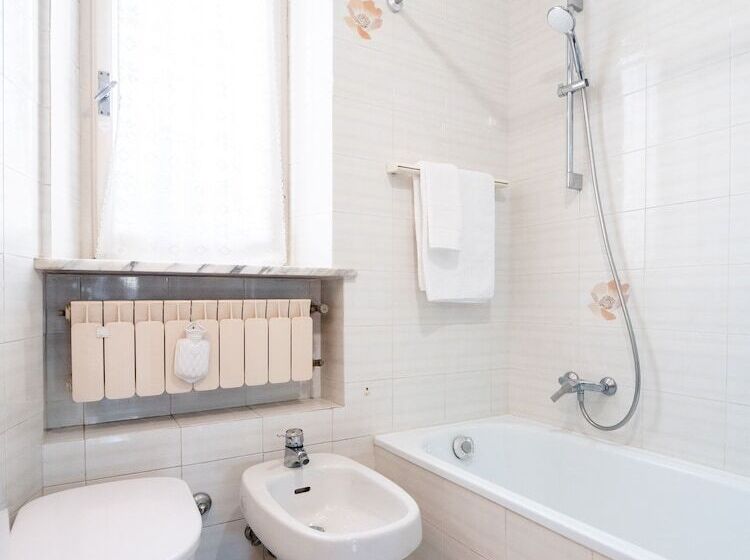 اتاق استاندارد سه تخته با سرویس بهداشتی مشترک, Casa Mafalda Rooms, Friends And More Affittacamere Guest House