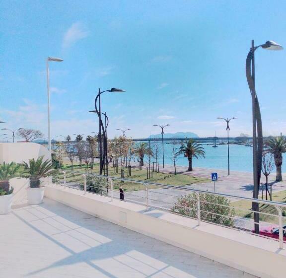 جناح مطلّ علي البحر, La Promenade Rooms & Suites