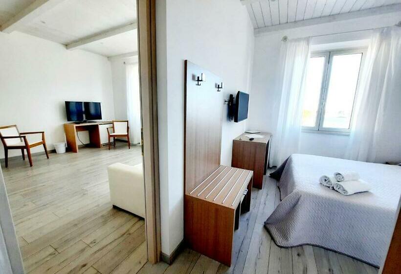 جناح مطلّ علي البحر, La Promenade Rooms & Suites