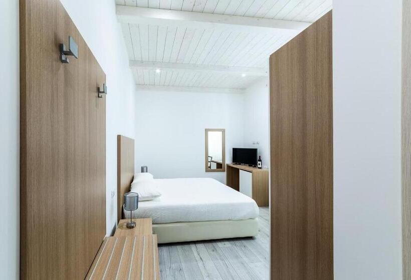 غرفة قياسية, La Promenade Rooms & Suites