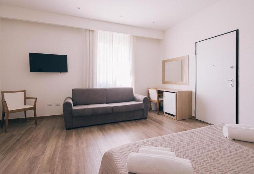 اتاق لوکس چهار تخته, La Promenade Rooms & Suites