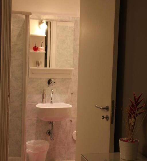 이코노미 룸, Bed And Breakfast Charming House