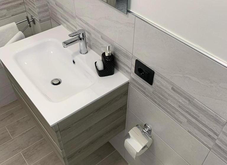 חדר משפחתי, Gioema