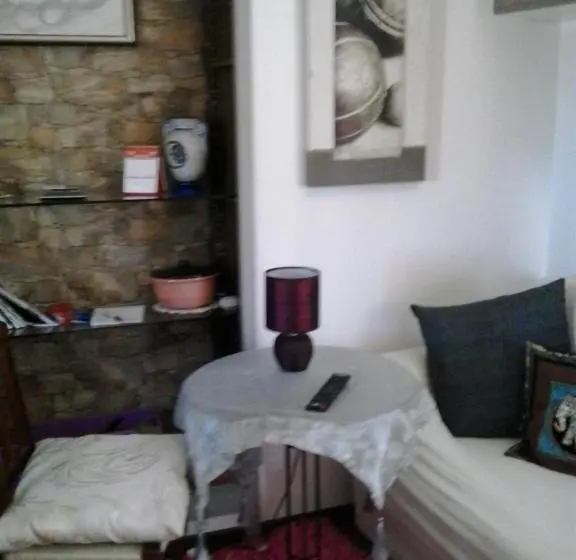 اتاق لوکس یک تخته, La Dea Bendata