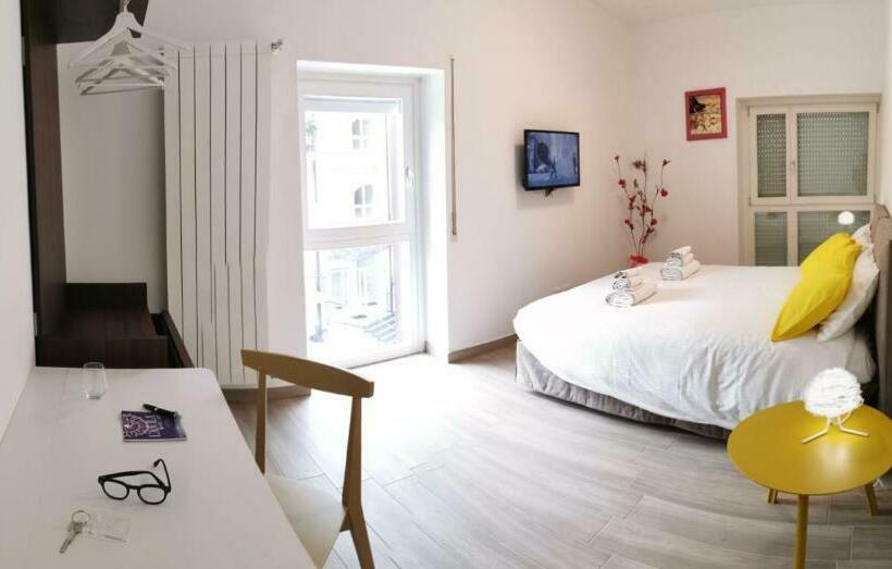 اتاق استاندارد سه نفره, Via Roma