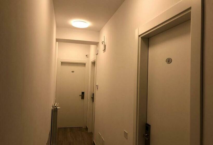 اتاق استاندارد سه نفره, Via Roma