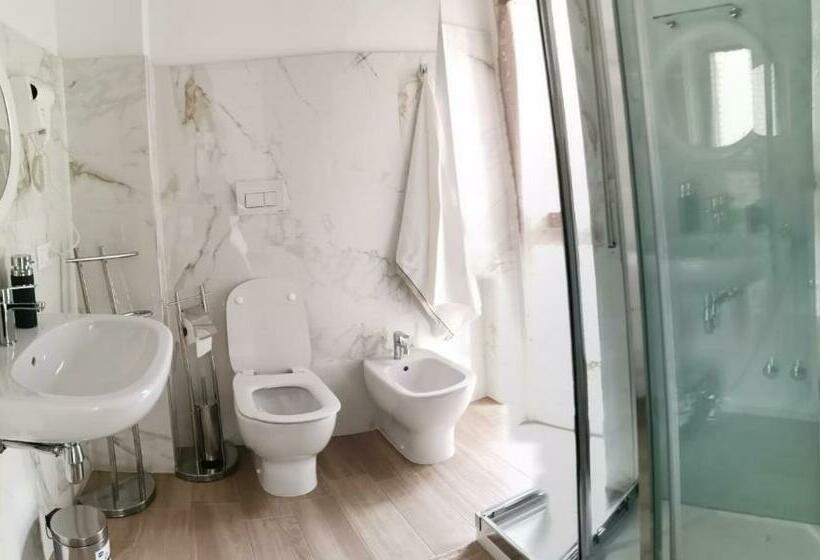 اتاق استاندارد سه نفره, Via Roma