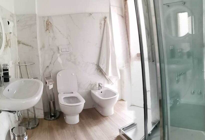 اتاق استاندارد سه نفره, Via Roma