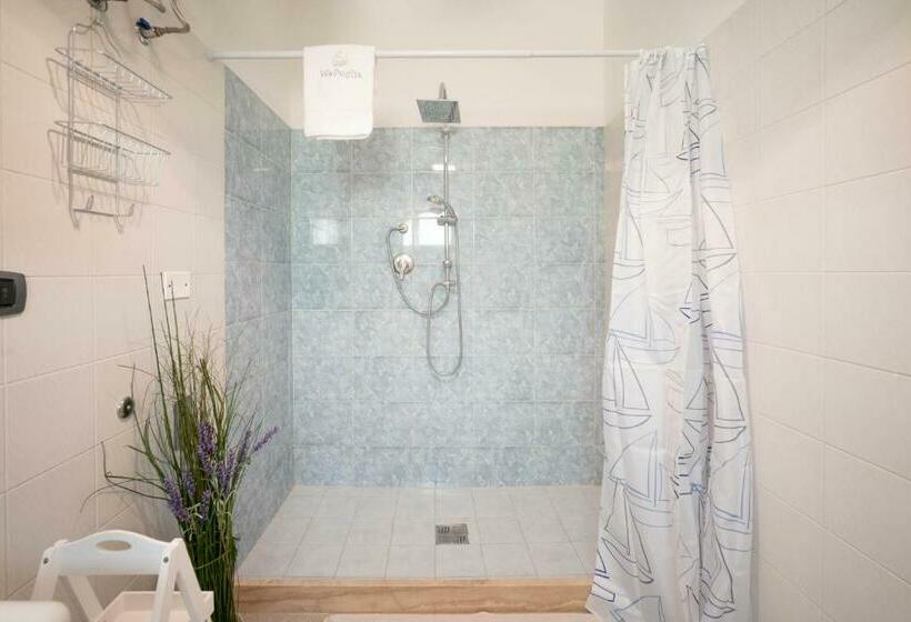 اتاق ساده سه‌ نفره, Wepuglia La Maison D B&b