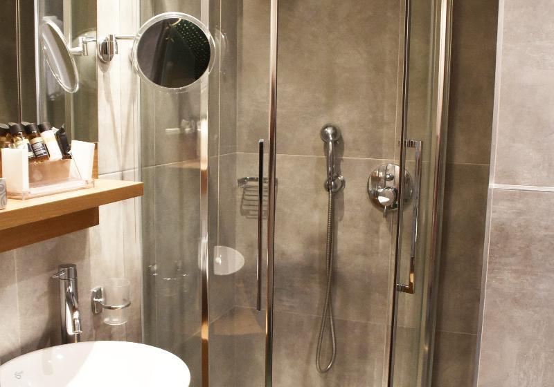 اتاق استاندارد, Adrian