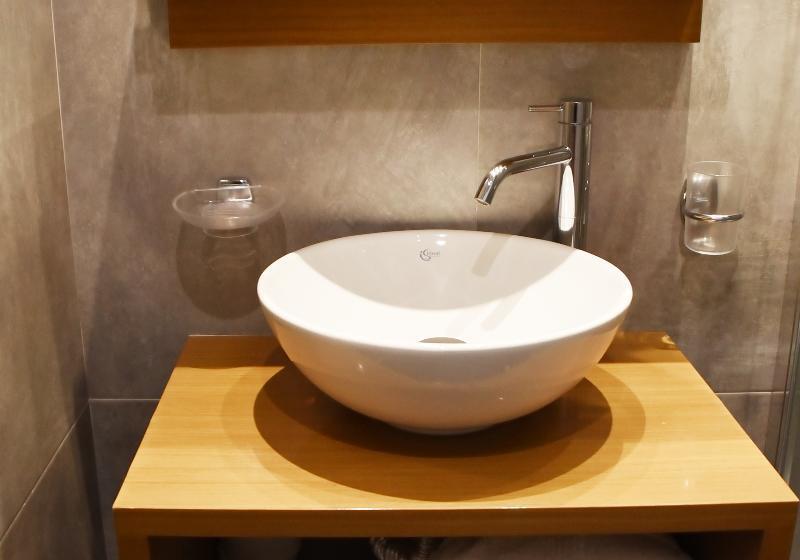 اتاق استاندارد سه نفره, Adrian