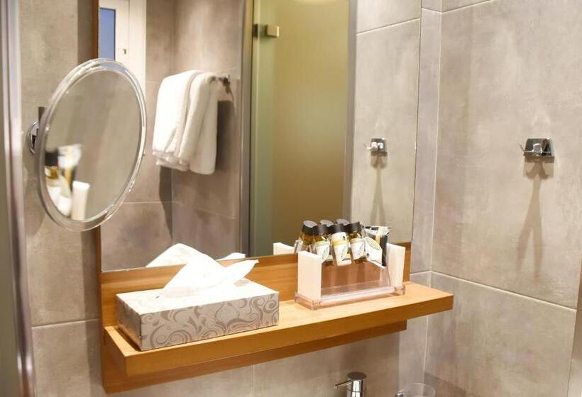 اتاق استاندارد سه نفره, Adrian