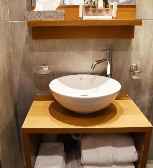 اتاق استاندارد با بالکن, Adrian